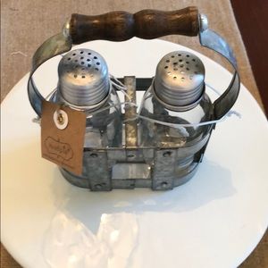 Mud Pie salt and pepper shaker set